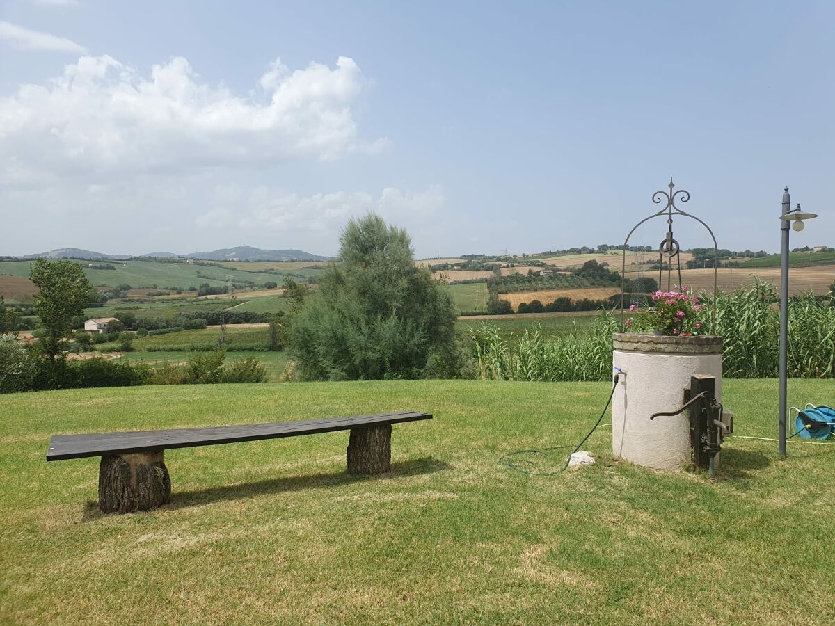 Ein weites Panorama mit sanften Hügeln.