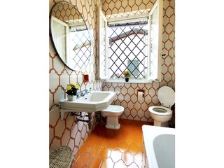 Badezimmer mit Badewanne