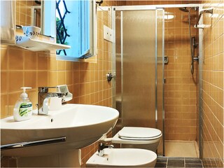 bathroom with floor-to-ceiling shower