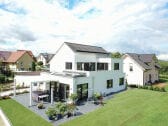 Ansicht von hinten aufs Haus mit Dachterrassse