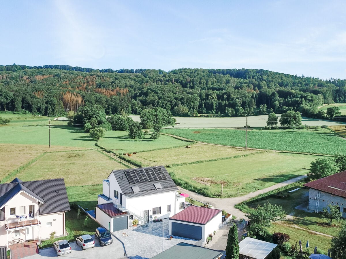 Blick auf den Eingangsbereich und Parkplatz