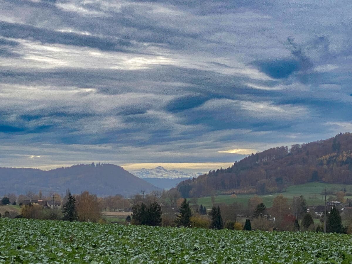 Teils denkt man sind die Alpen zum Greifen nah