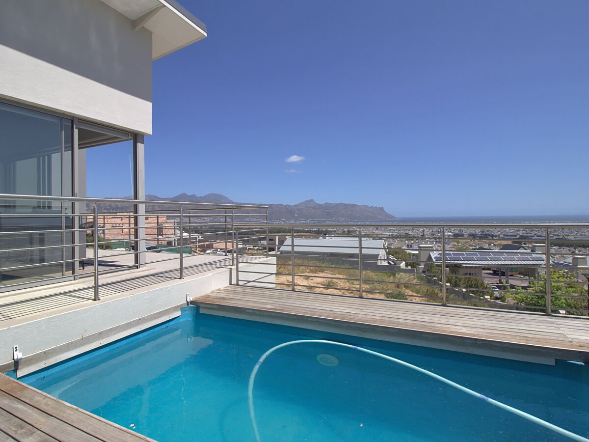 Pool und Terrasse mit Blick