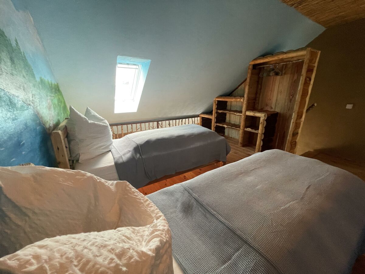 Schlafzimmer_Einzel_Schrank_FeWo Biberburg_Reinsfe