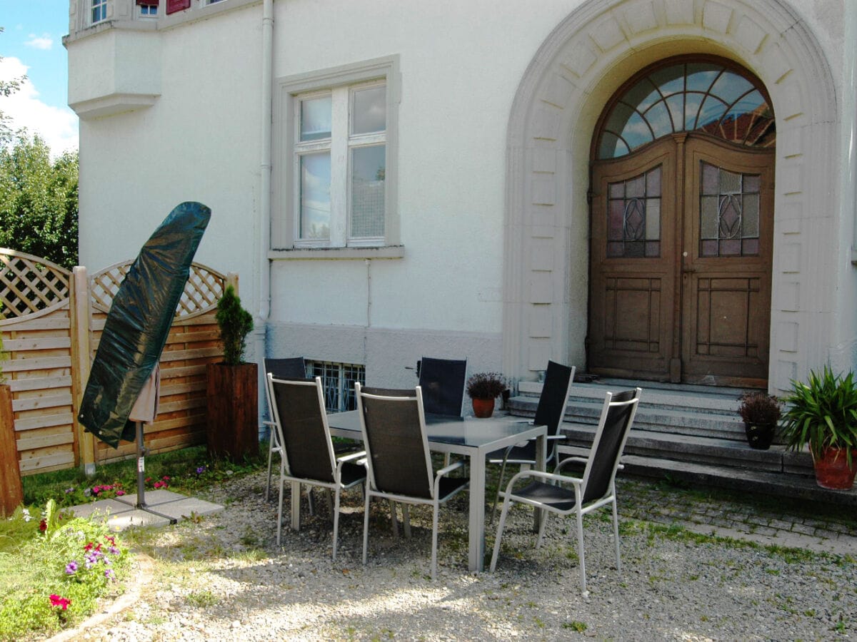 Vor der Wohnung: Sitzen in der Sonne