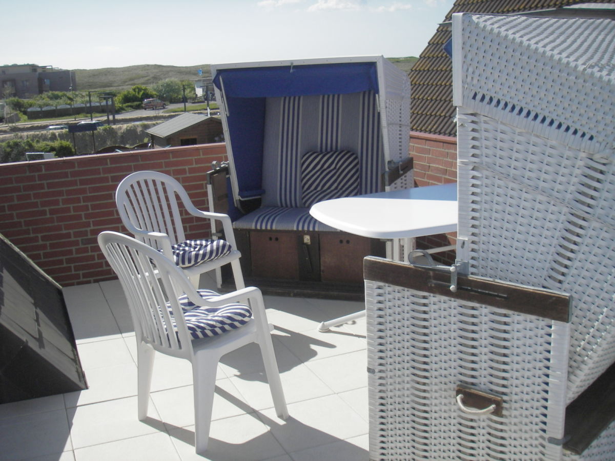 strandkoerbe auf dem balkon