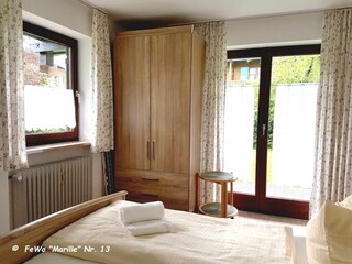 Schlafzimmer mit Westfenster und Zugang zur Terrasse