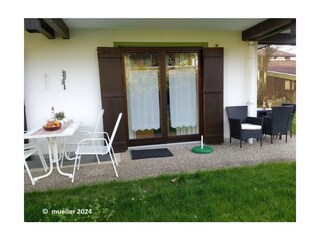 große Terrasse mit Esstisch, Stühlen und Loungegarnitur