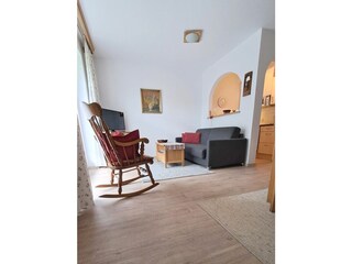 Wohnzimmer mit Schlafcouch und tollem Schaukelstuhl