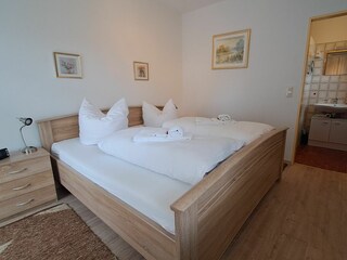 Schlafzimmer mit Doppelbett