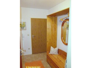 Flur mit  Spiegel und Sitzbank