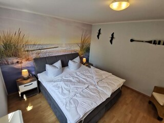 Schlafzimmer mit Boxspringbett (180x200)