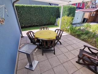 Terrasse mit Holzkohlegrill