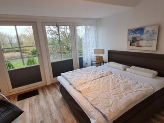 Masterschlafzimmer mit Balkon