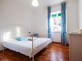 Schlafzimmer mit Doppelbett