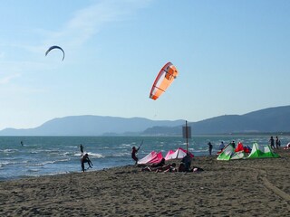 Kite-surfing  am Strand von Marina di Grosseto