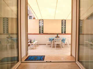 Die Terrasse aus der Wohnung gesehen