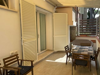 Terrasse und Eingang zur Wohnung