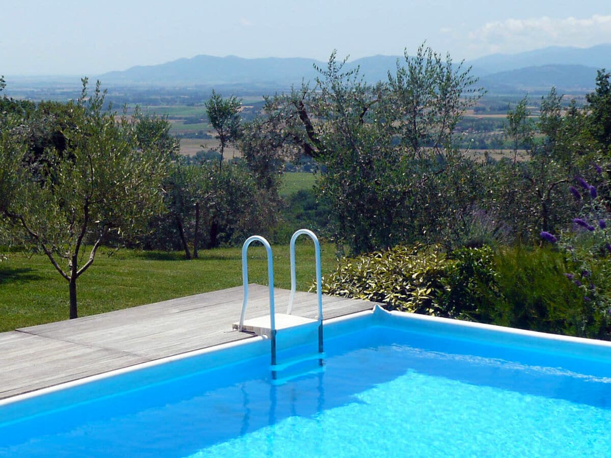 Das Schwimmbad mit Panoramablick