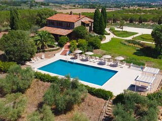 Das Schwimmbad, die Villa und das Grundstück