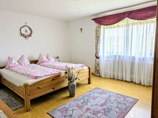 Schlafzimmer mit Doppelbett