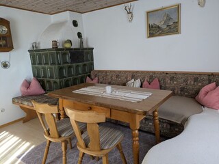 Wohnzimmer mit Kachelofen