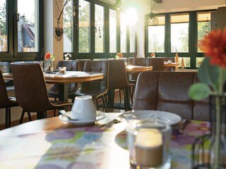der lichtdurchflutete Frühstücksraum...