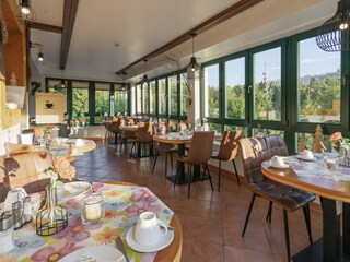 der lichtdurchflutete Frühstücksraum...