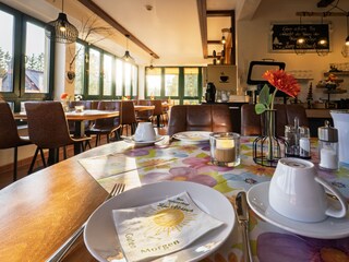 der lichtdurchflutete Frühstücksraum...