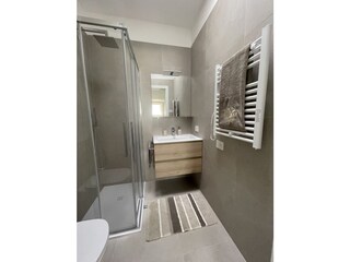 Badezimmer mit Dusche