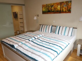 Schlafzimmer OG mit Blick ins Bad