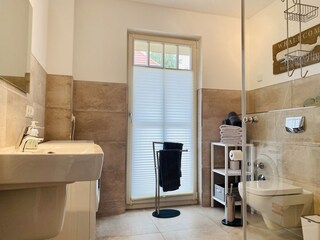 Badezimmer mit Bodengleicher Dusche