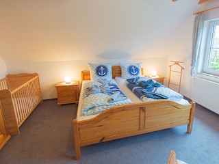 Schlafraum 1 mit Doppelbett und Kinderbett