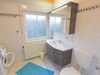 Geräumiges Fenster-Duschbad