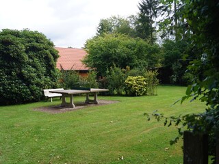 Tischtennisplatte im vorderen Gartenbereich