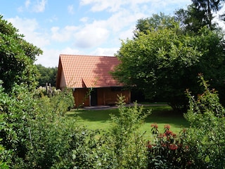 Blick von der Tischtennisplatte zum Haus