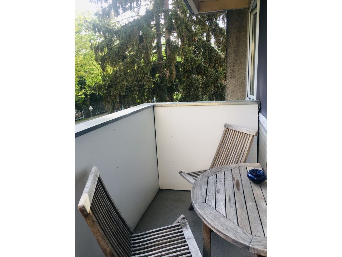 Balkon mit Teakmöbeln