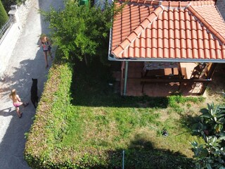 Gartenlaube mit dem Blick zum Meer