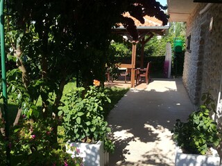 Terrasse mit Gartenpavillon und angrenzenden Garten