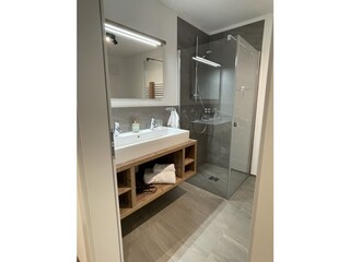 Bad mit WC und Infrarotkabine