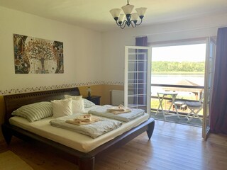 Schlafzimmer mit Blick auf den See
