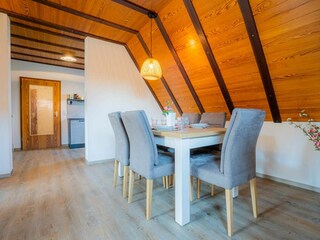 separater Essbereich im Wohnzimmer