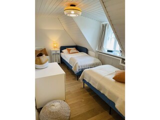 Schlafzimmer mit zwei Einzelbetten