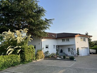 Parkplatz und Eingangsbereich zur FeWo