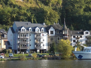 unmittelbar an der Mosel gelegen