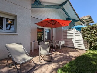 Terrasse mit Gartenmöbeln und Liegestühlen