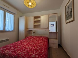 Schlafzimmer mit großem franz. Bett im EG