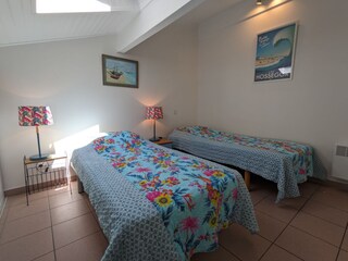 Schlafzimmer mit 2 Einzelbetten im OG