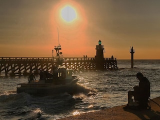 Die Hafeneinfahrt in der Abenddämmerung