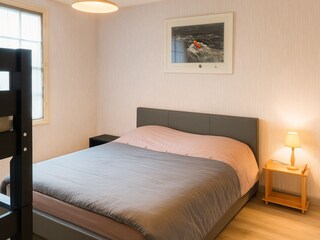 Schlafzimmer mit Doppelbett (160x200 cm) und Stockbett